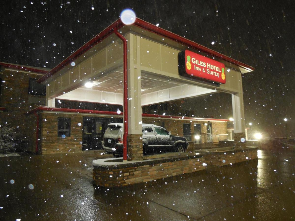 Giles Hotel Inn And Suites Pulaski Exterior photo